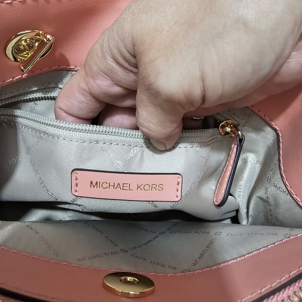 Authentic Michael Kors leather Tote/Crossbody Bag - Picture 5 of 10